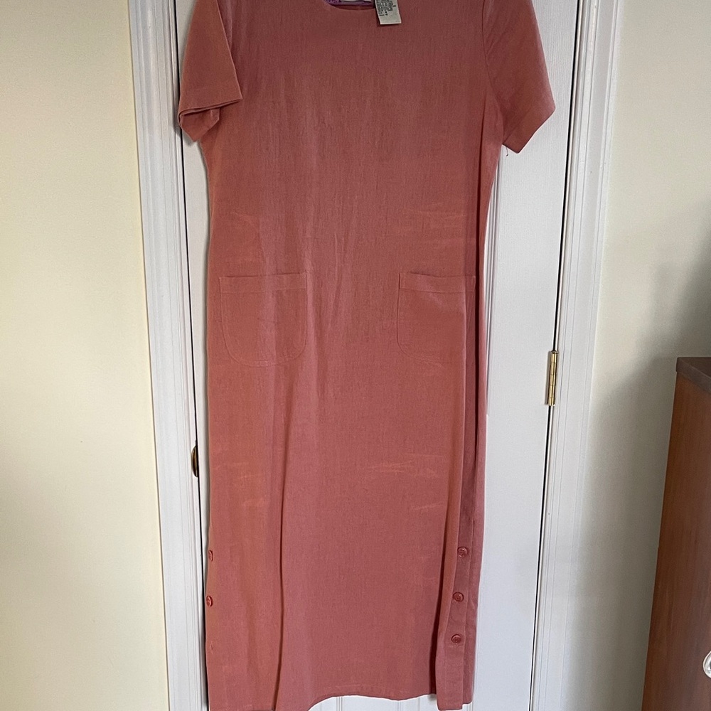 Chic Coral Midi Dress with Short Sleeves